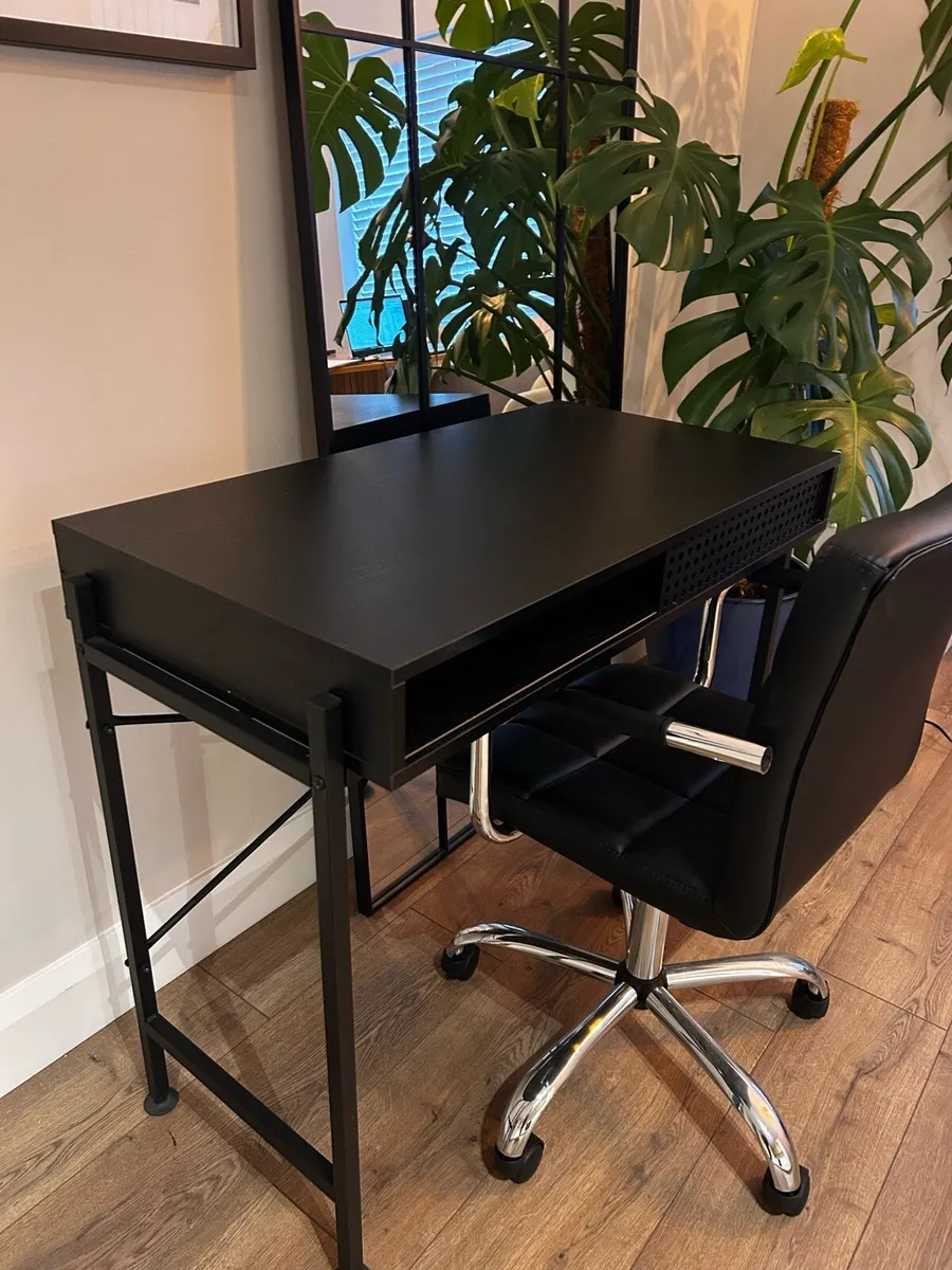 Office desk and chair - Image 1