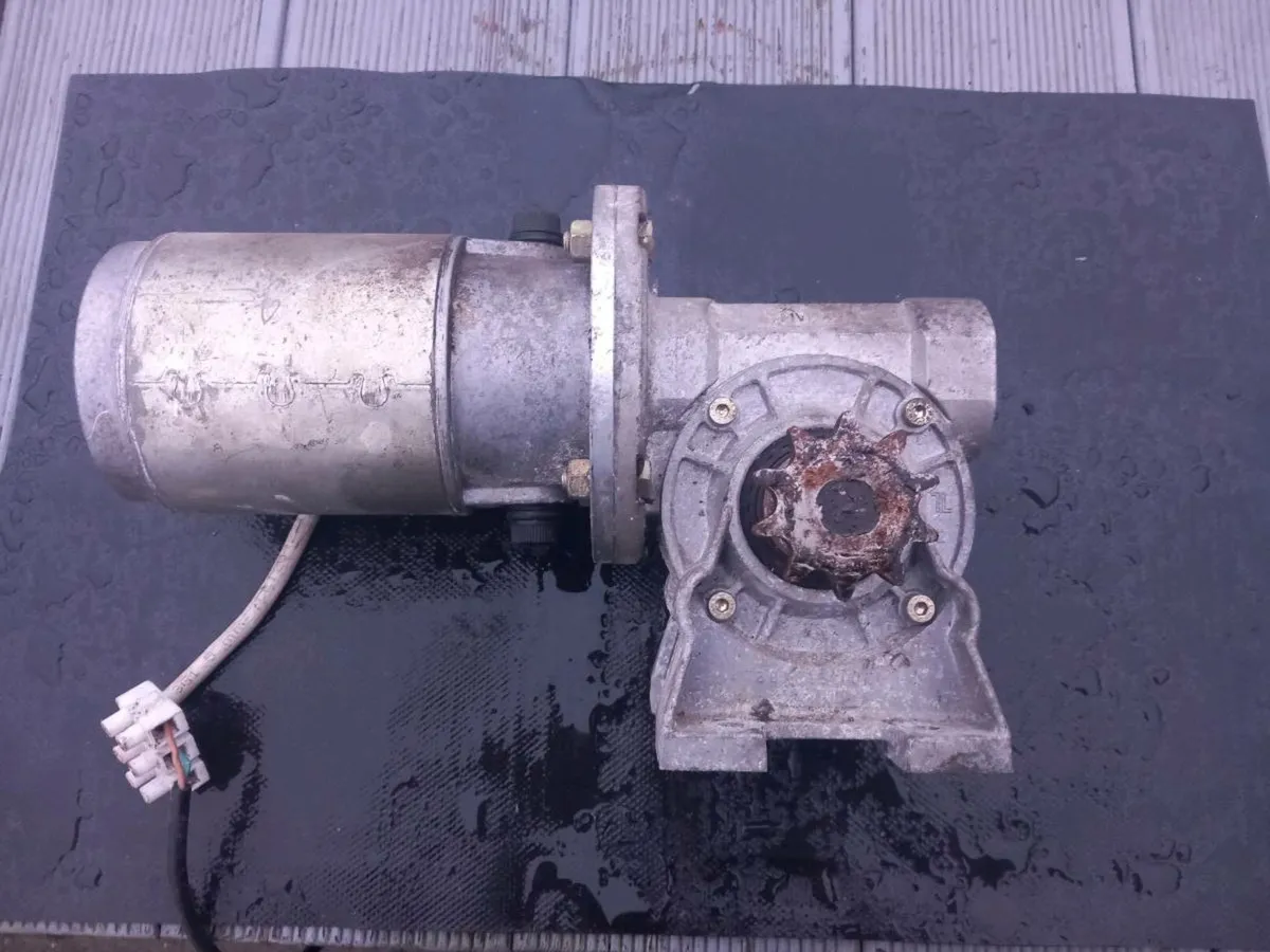 Motor with reduction gearbox for sale - Image 1