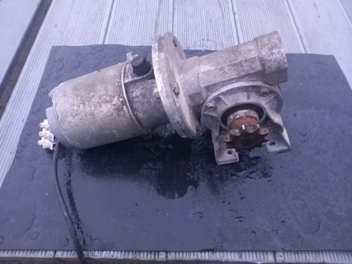 Motor with reduction gearbox for sale - Image 2