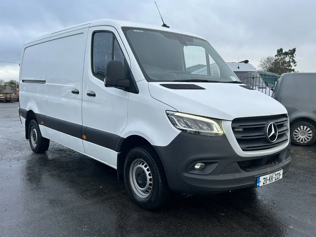 MWB Low Roof Automatic - Image 1