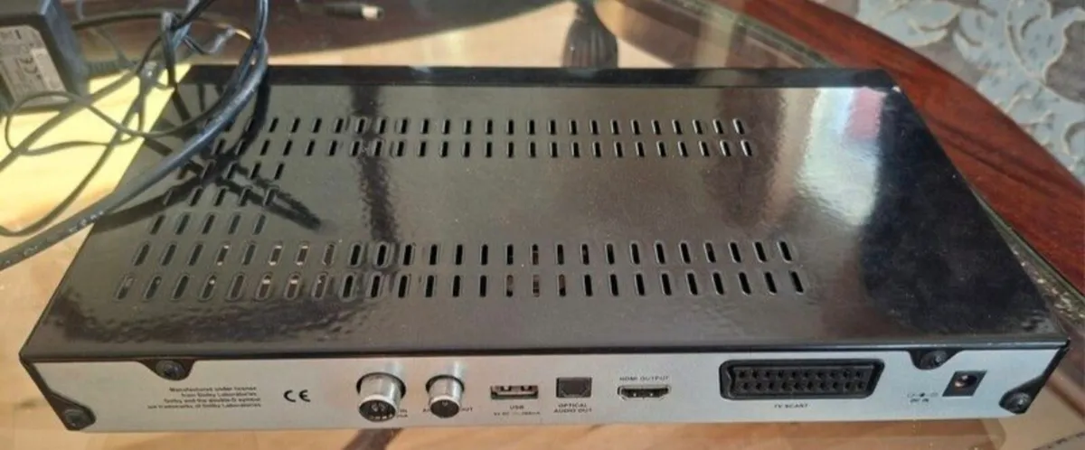 Walker satellite and saorview box, with remote con - Image 2