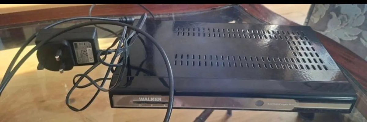 Walker satellite and saorview box, with remote con - Image 1