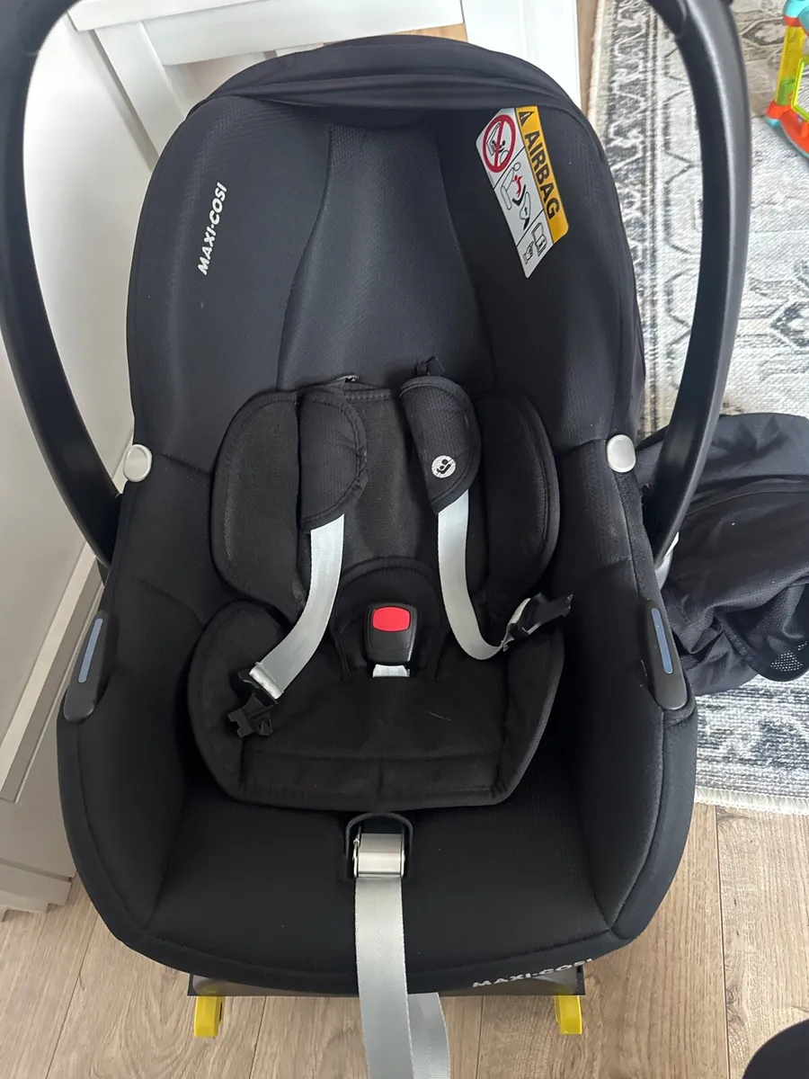 Maxi Cosy Car Seat with base - Image 1