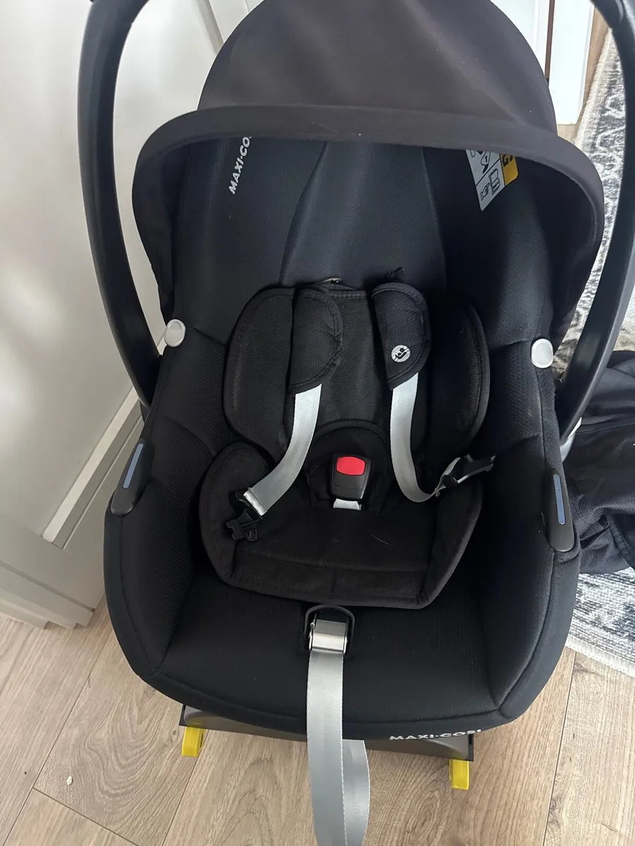 Maxi Cosy Car Seat with base - Image 2