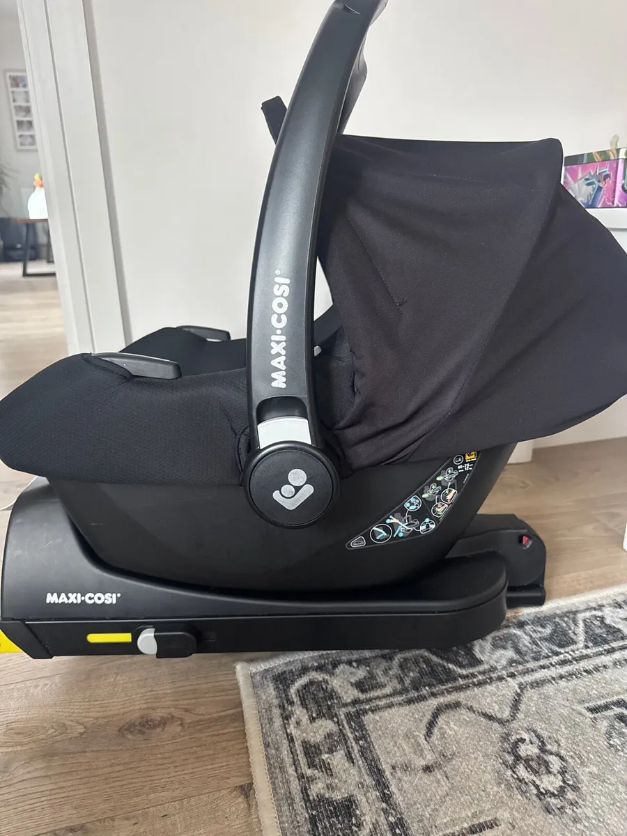 Maxi Cosy Car Seat with base - Image 3