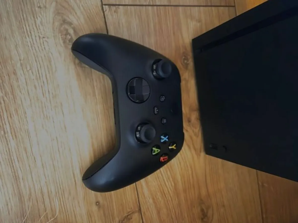 Xbox Series X 1 TB + 1 Controller - Image 2