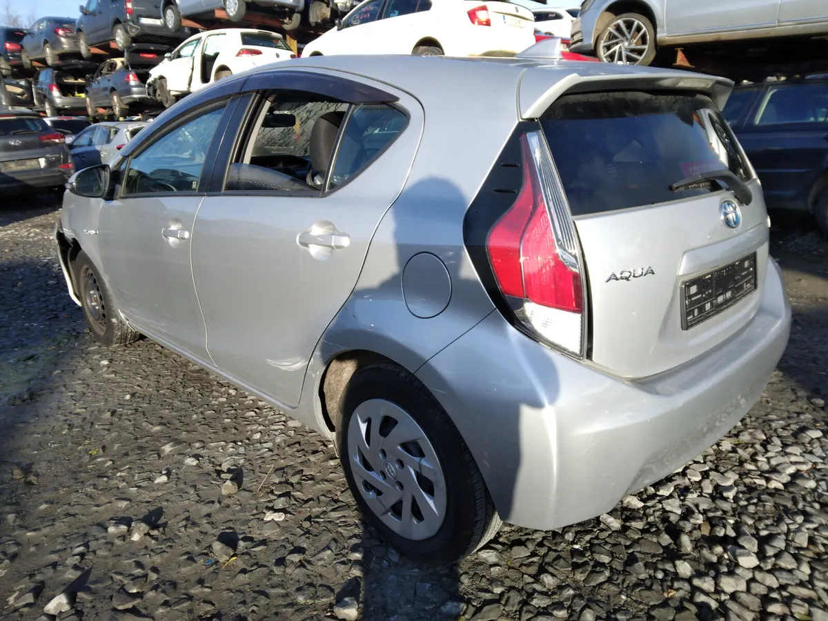 2015 Toyota Aqua For Breaking/Dismantling - Image 3