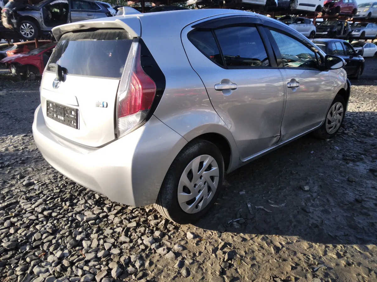 2015 Toyota Aqua For Breaking/Dismantling - Image 4