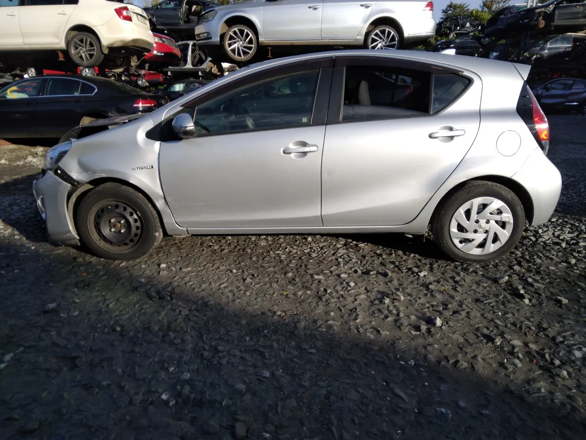 2015 Toyota Aqua For Breaking/Dismantling - Image 2