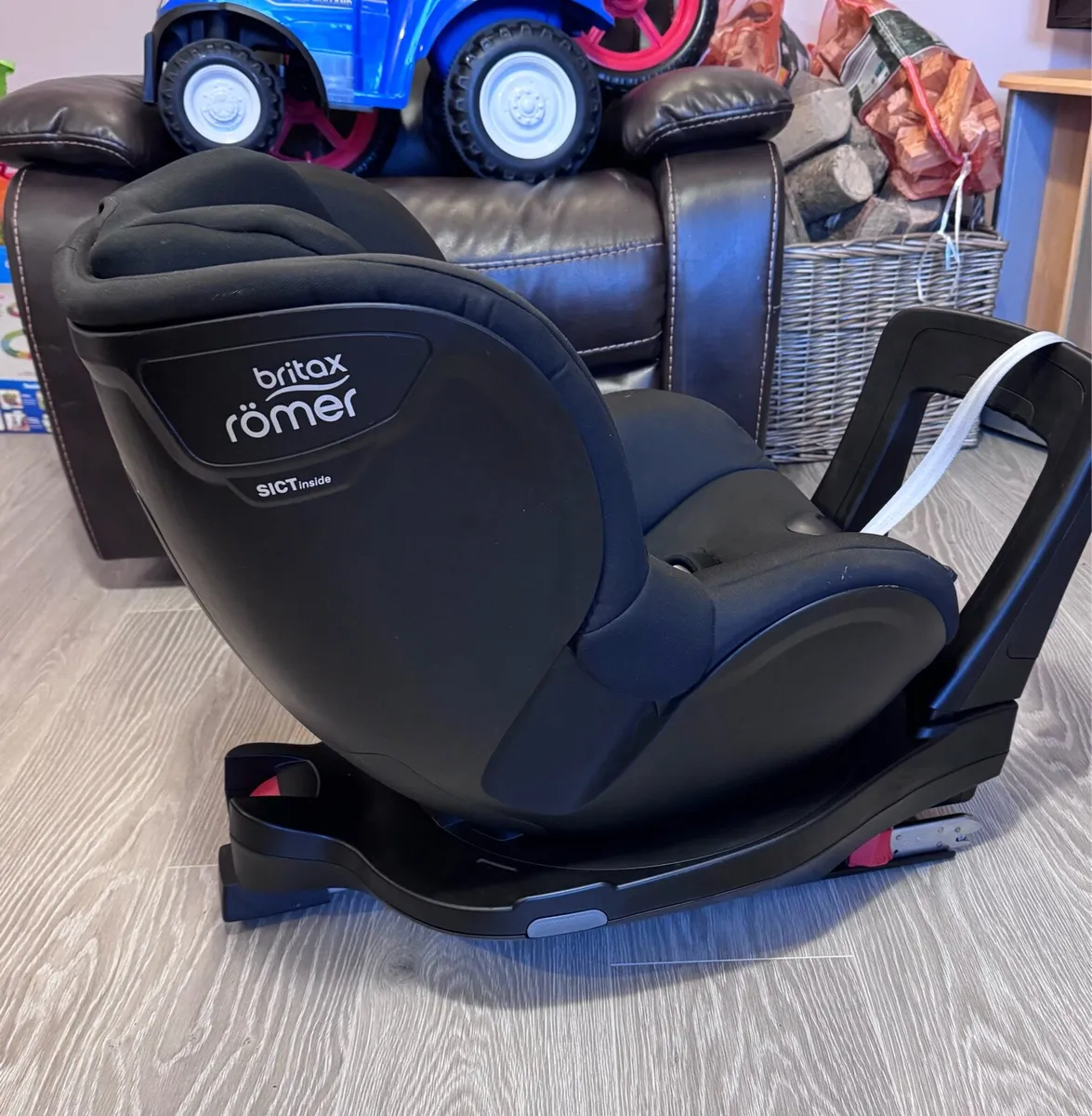Britax Romer Dualfix i-Size 360 Spin Car Seat €160 - Image 2