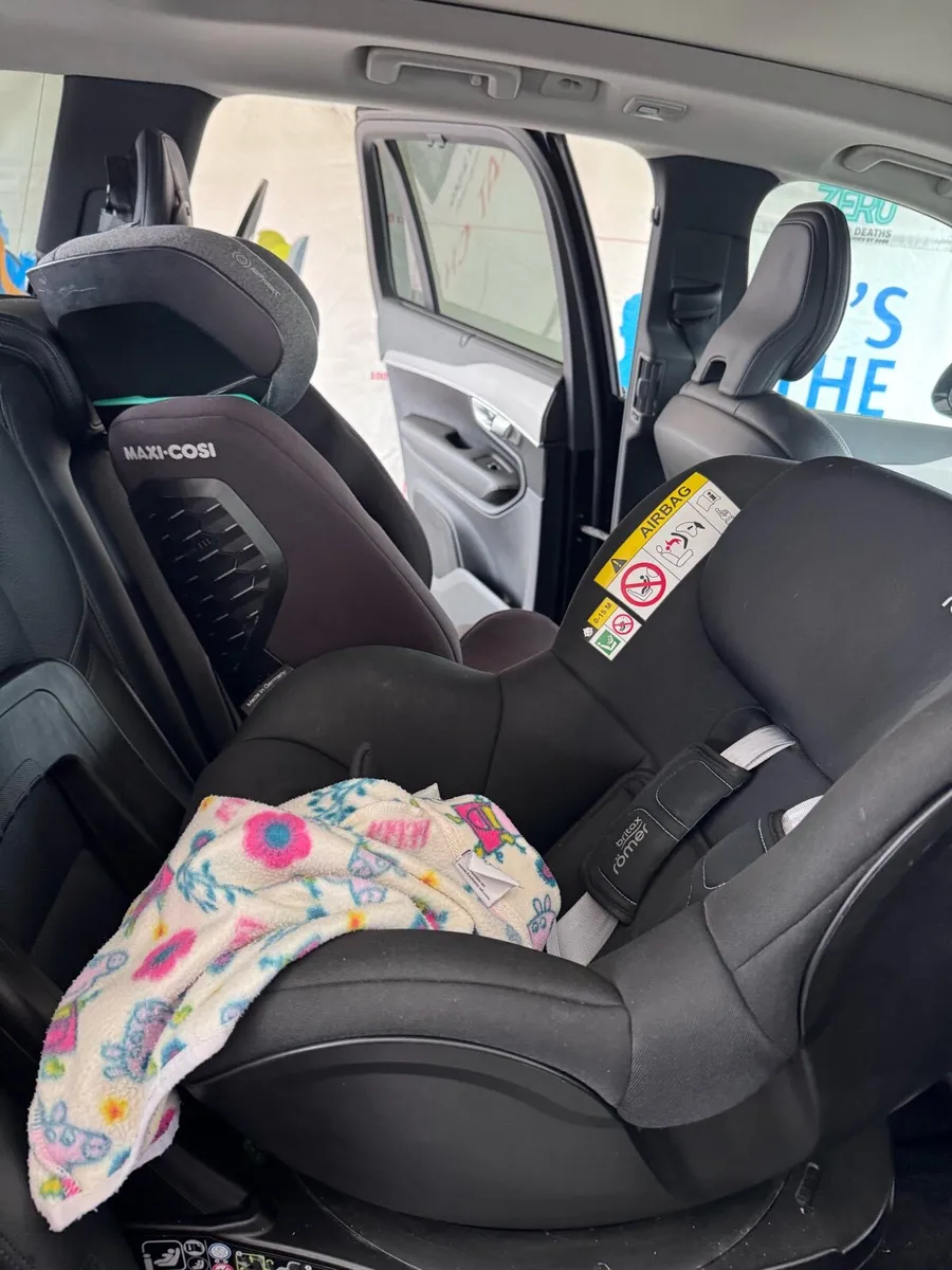 Britax Romer Dualfix i-Size 360 Spin Car Seat €160 - Image 3