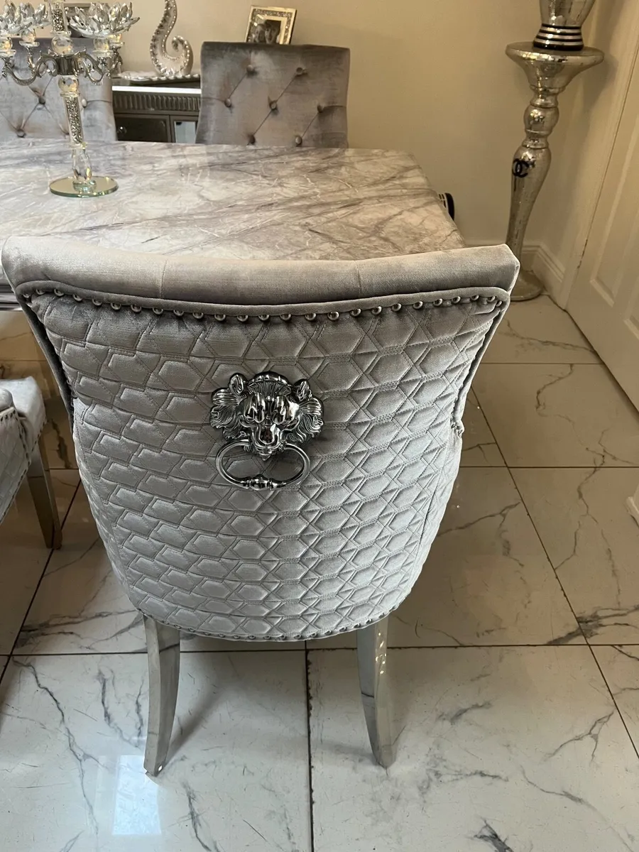 Table and chairs - Image 3