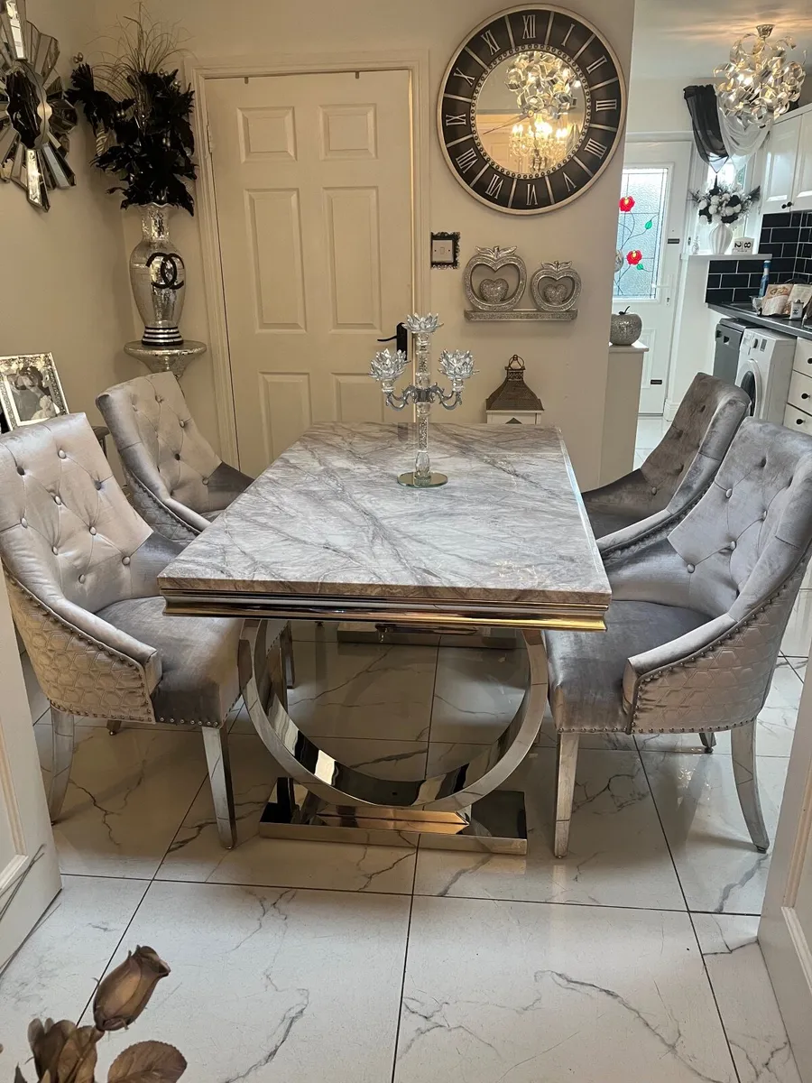 Table and chairs - Image 2