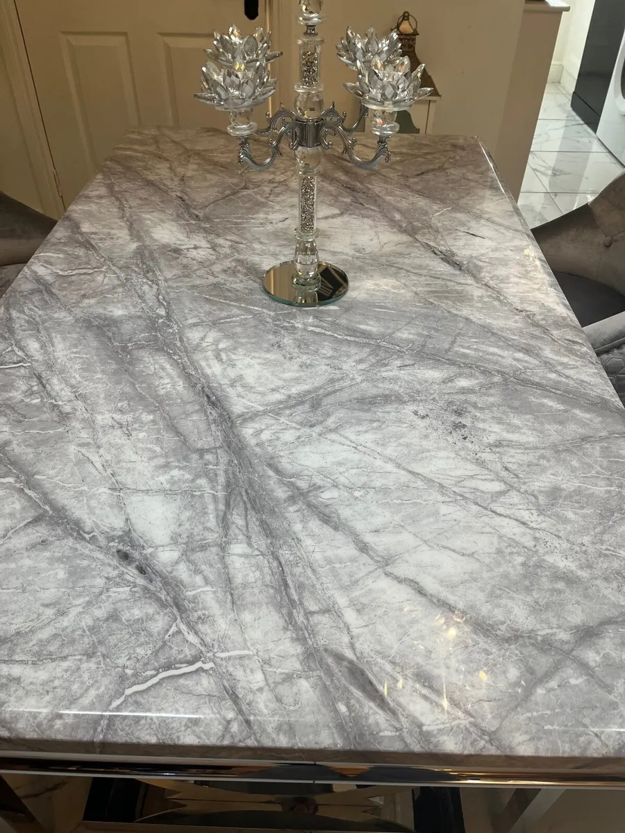 Table and chairs - Image 4