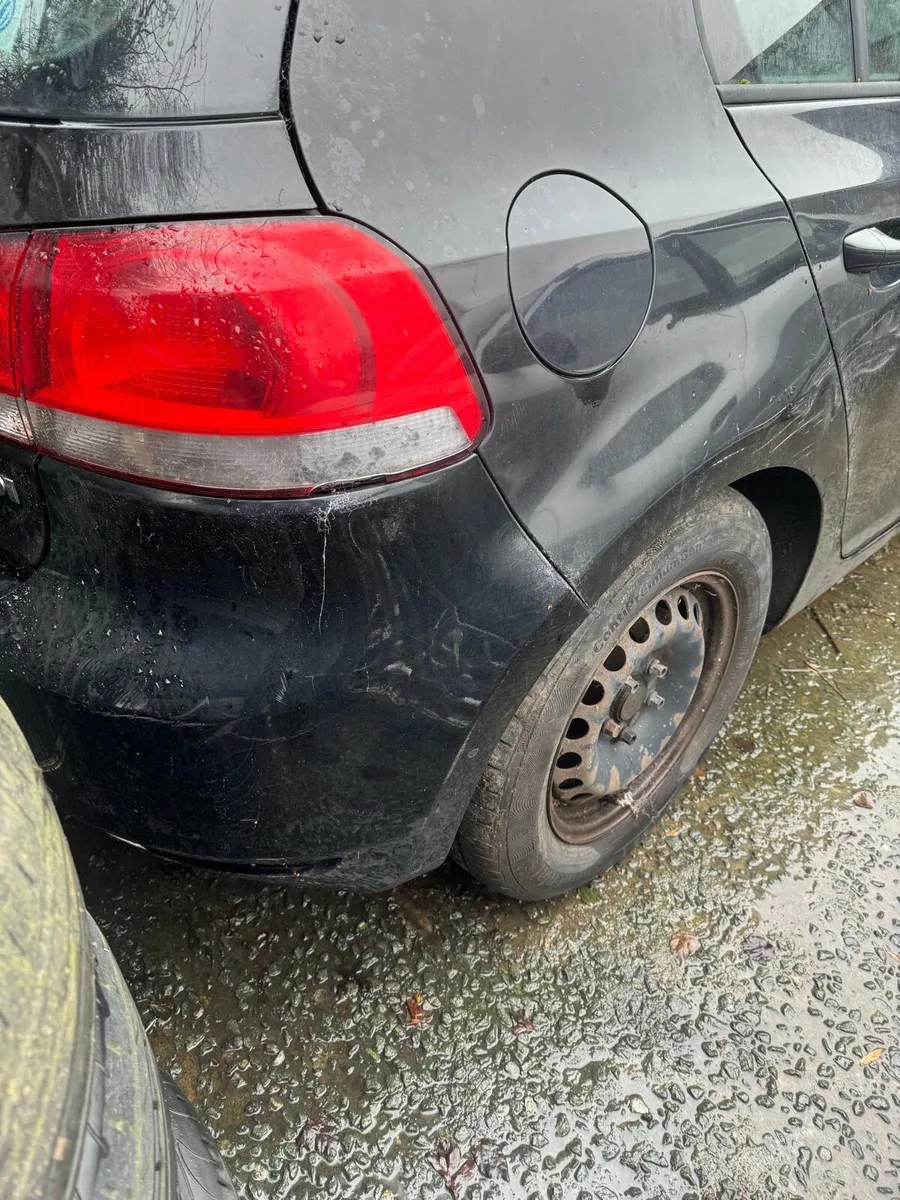 2011 Vw golf 1.6 tdi for parts or repair - Image 4