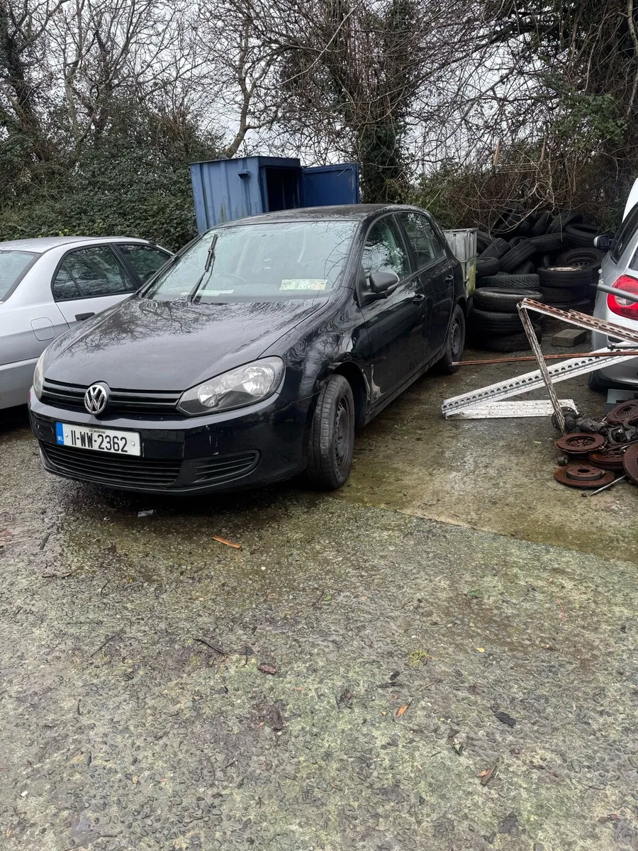 2011 Vw golf 1.6 tdi for parts or repair - Image 1