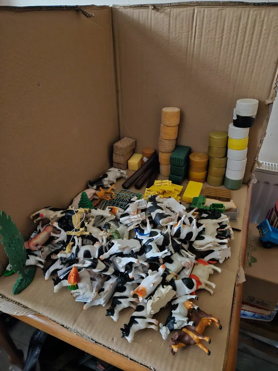Britain's Siku Farm Animals Accessories 147 pieces - Image 1