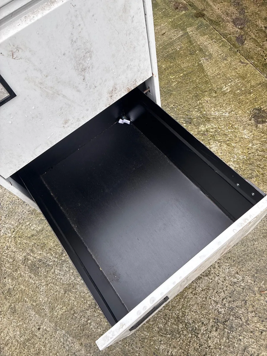 Metal cabinet - Image 3