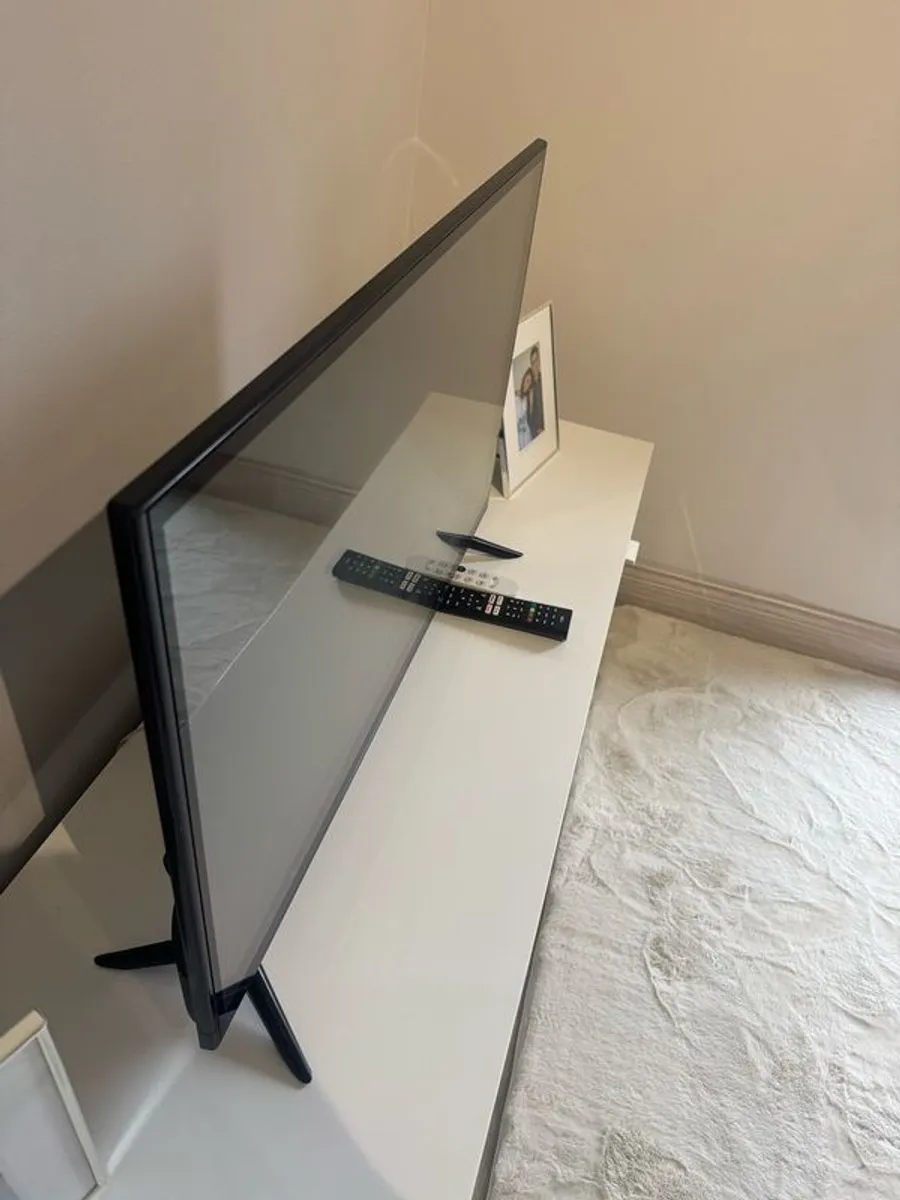 32 Smart TV with Google Chromecast - Image 2