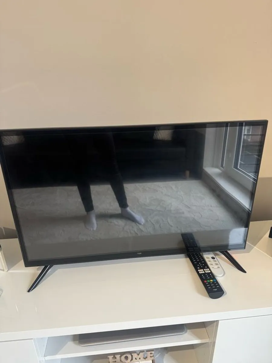 32 Smart TV with Google Chromecast - Image 3