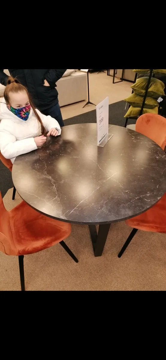 Kitchen table and chairs - Image 2