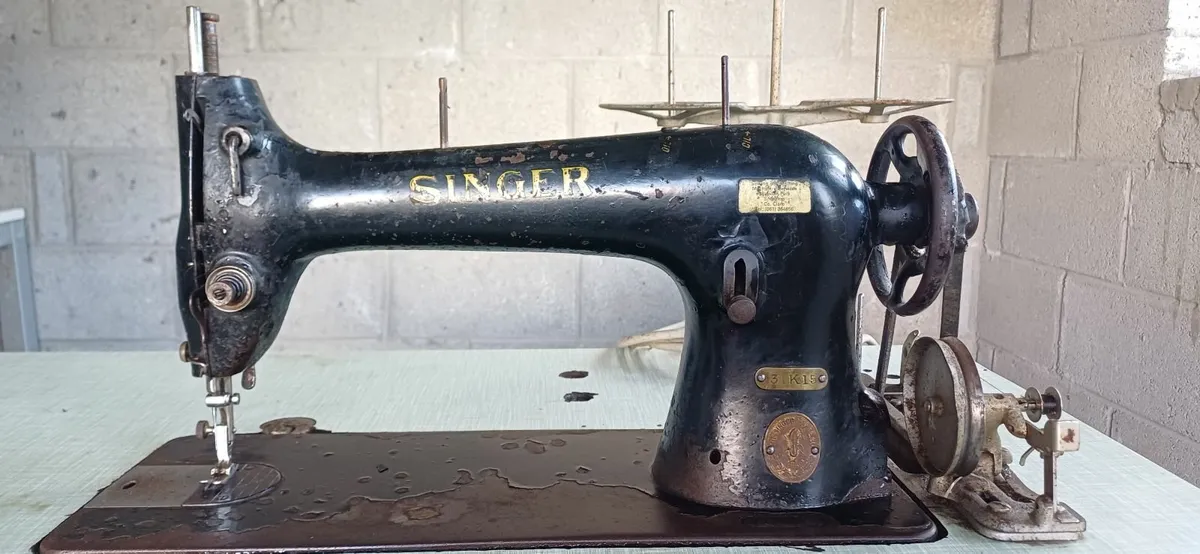 Vintage Singer 31K15 Industrial Sewing Machine - Image 1