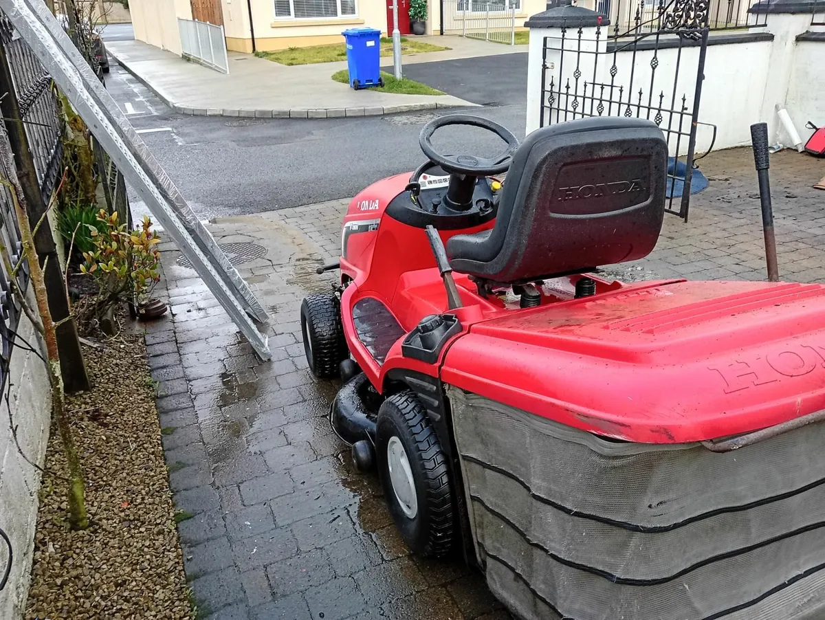 Honda Ride on lawnmower - Image 3