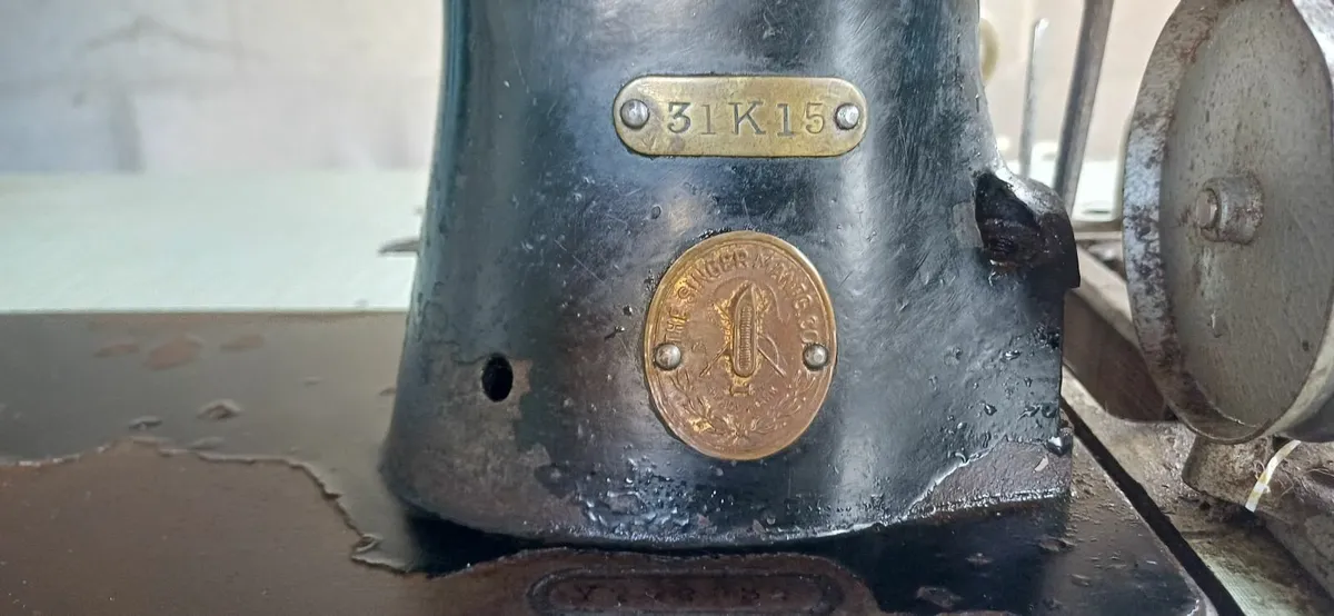 Vintage Singer 31K15 Industrial Sewing Machine - Image 2