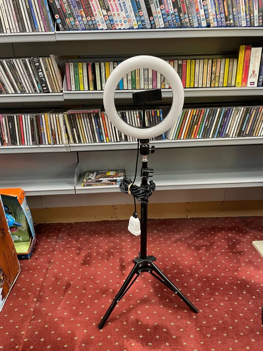 Phone/Camera Tri-Pod with ring light - Image 2
