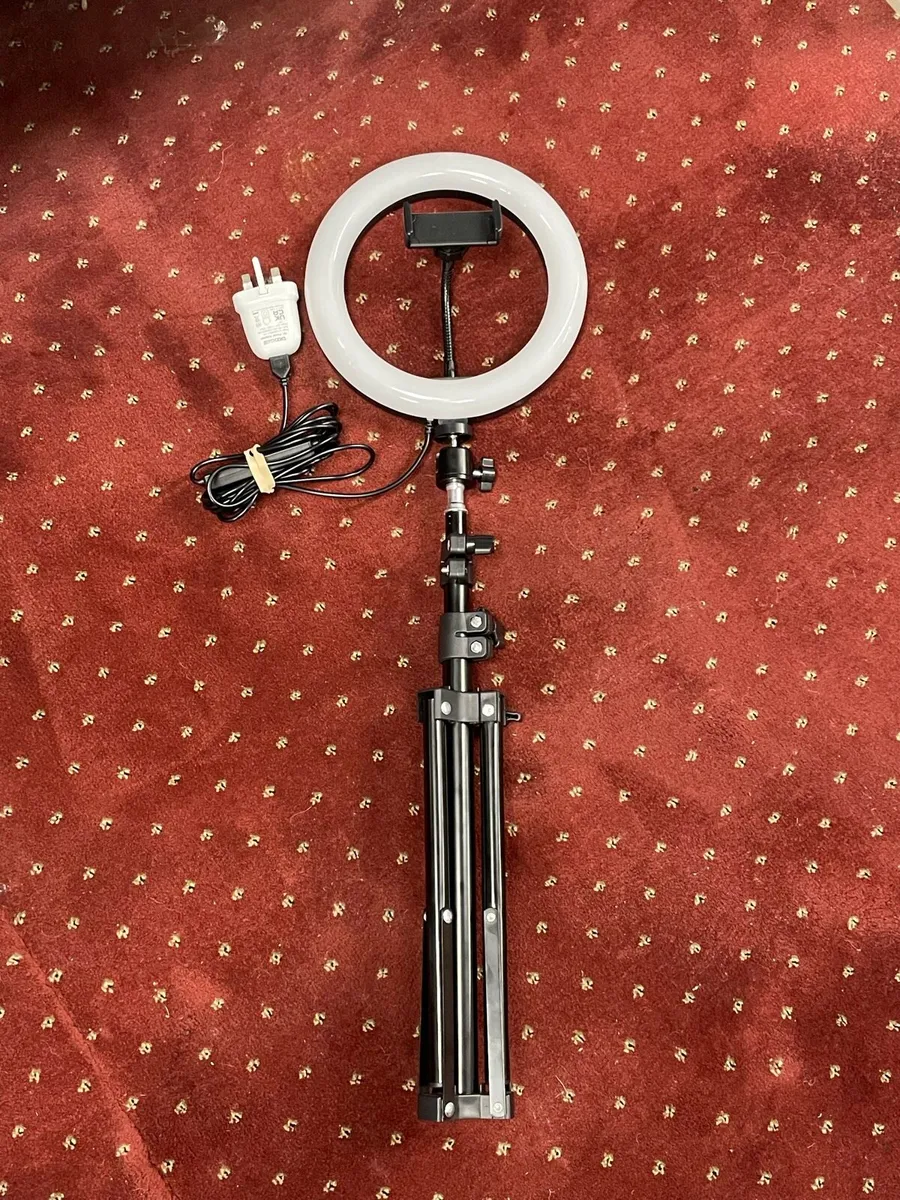 Phone/Camera Tri-Pod with ring light - Image 1
