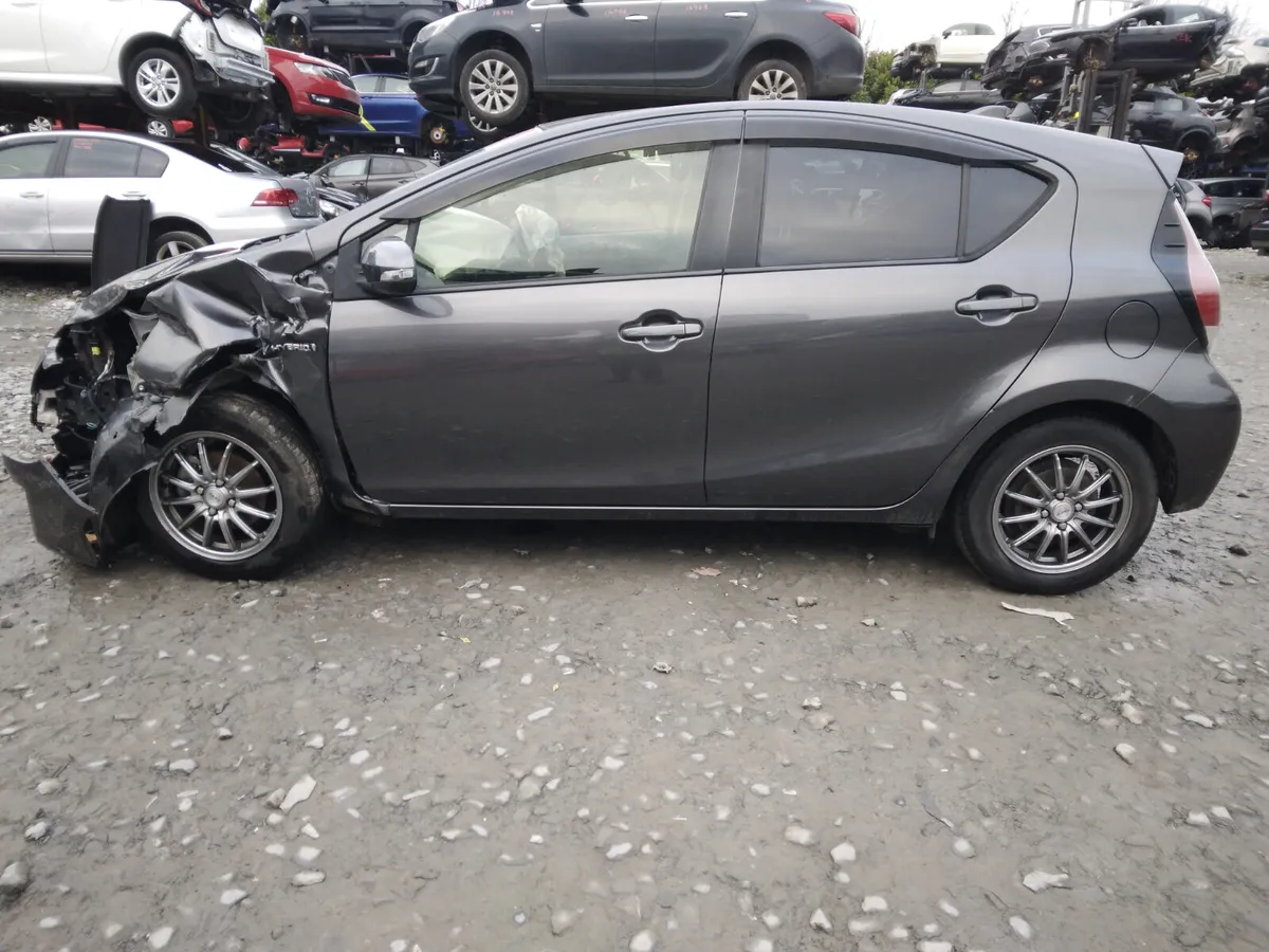 2015 Toyota Aqua For Breaking/Dismantling - Image 2