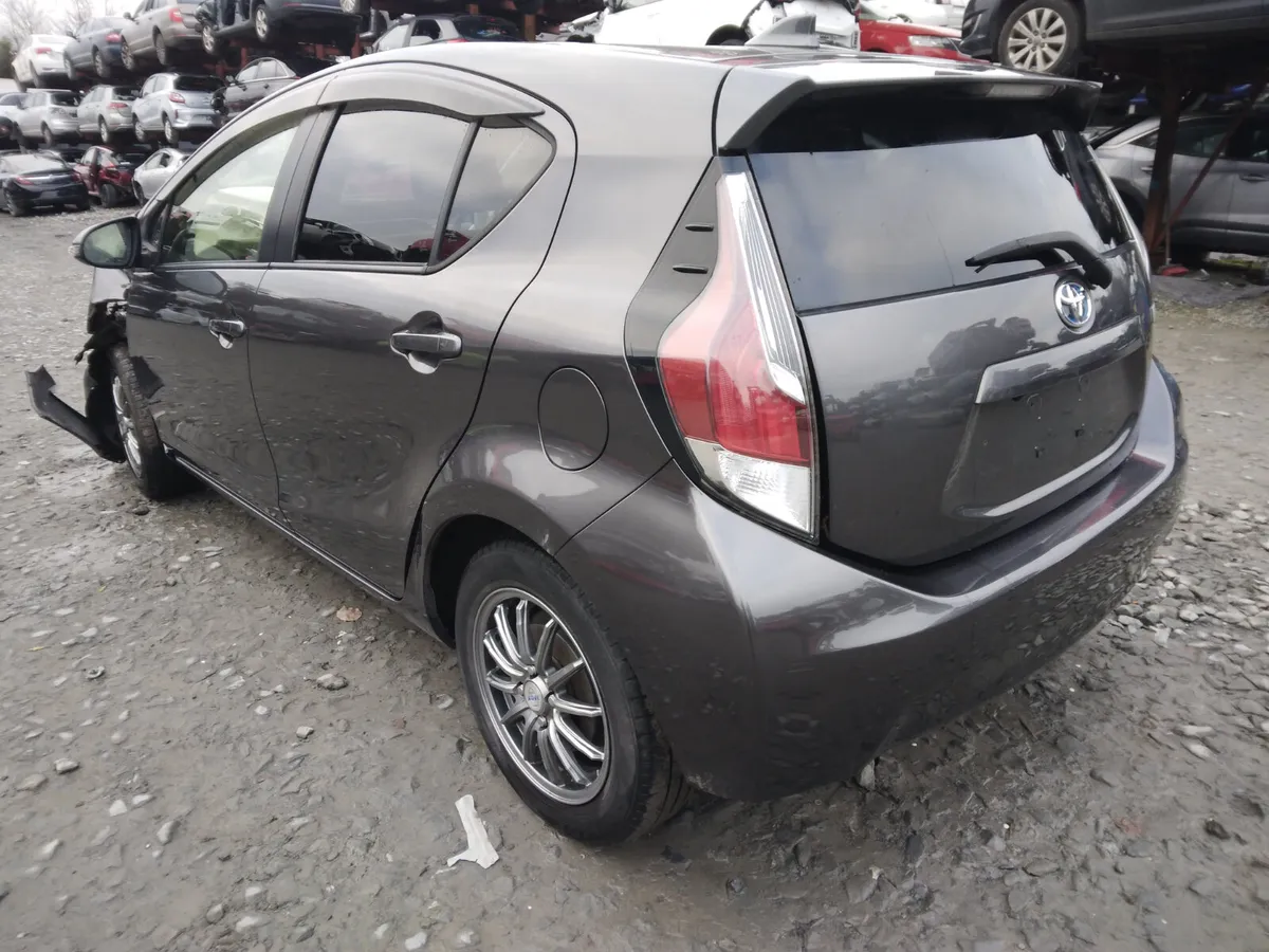 2015 Toyota Aqua For Breaking/Dismantling - Image 3