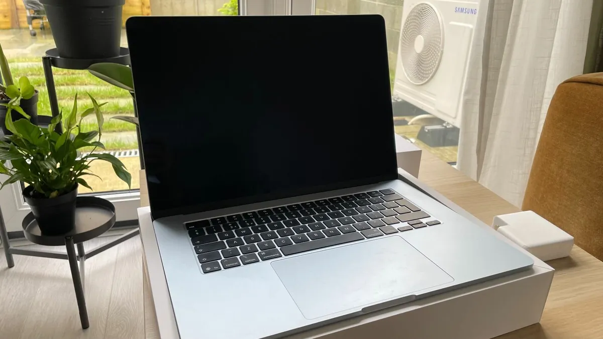 MacBook Air 15” M4 – 24GB RAM – 1TB SSD – Sky Blue - Image 4