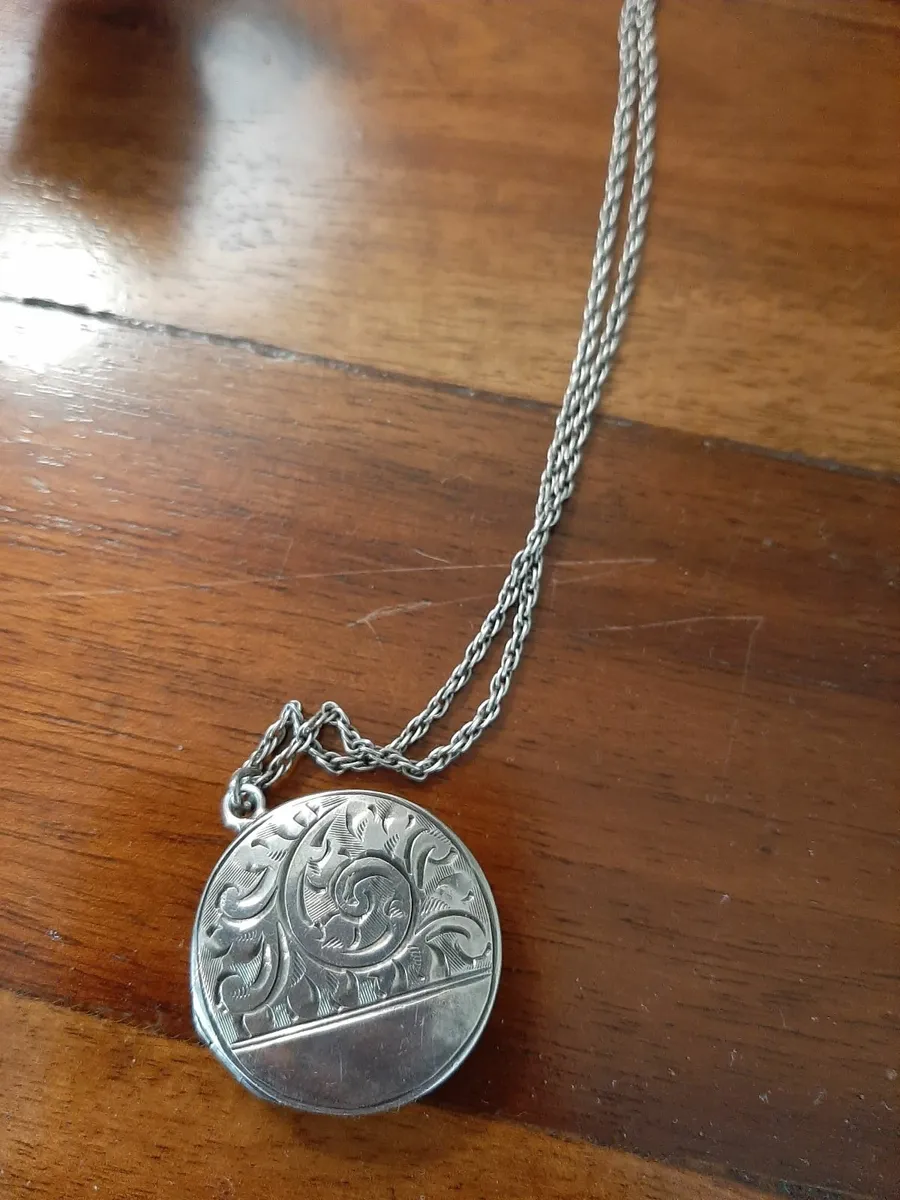 Silver locket circa 1940s - Image 1