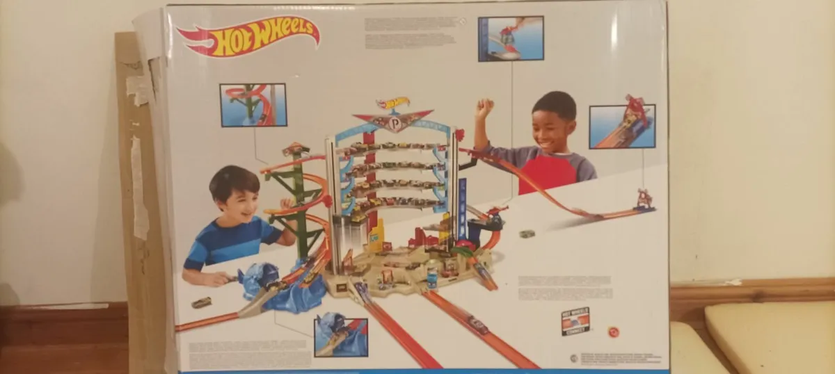 Hot Wheels Mega Shark Garage Toys - Image 4