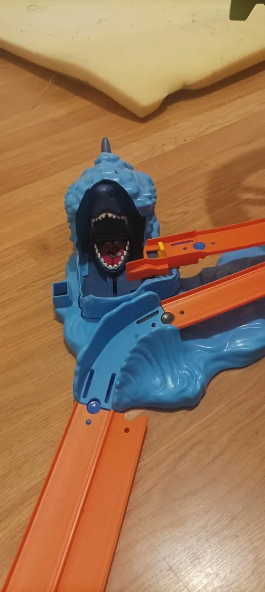Hot Wheels Mega Shark Garage Toys - Image 2