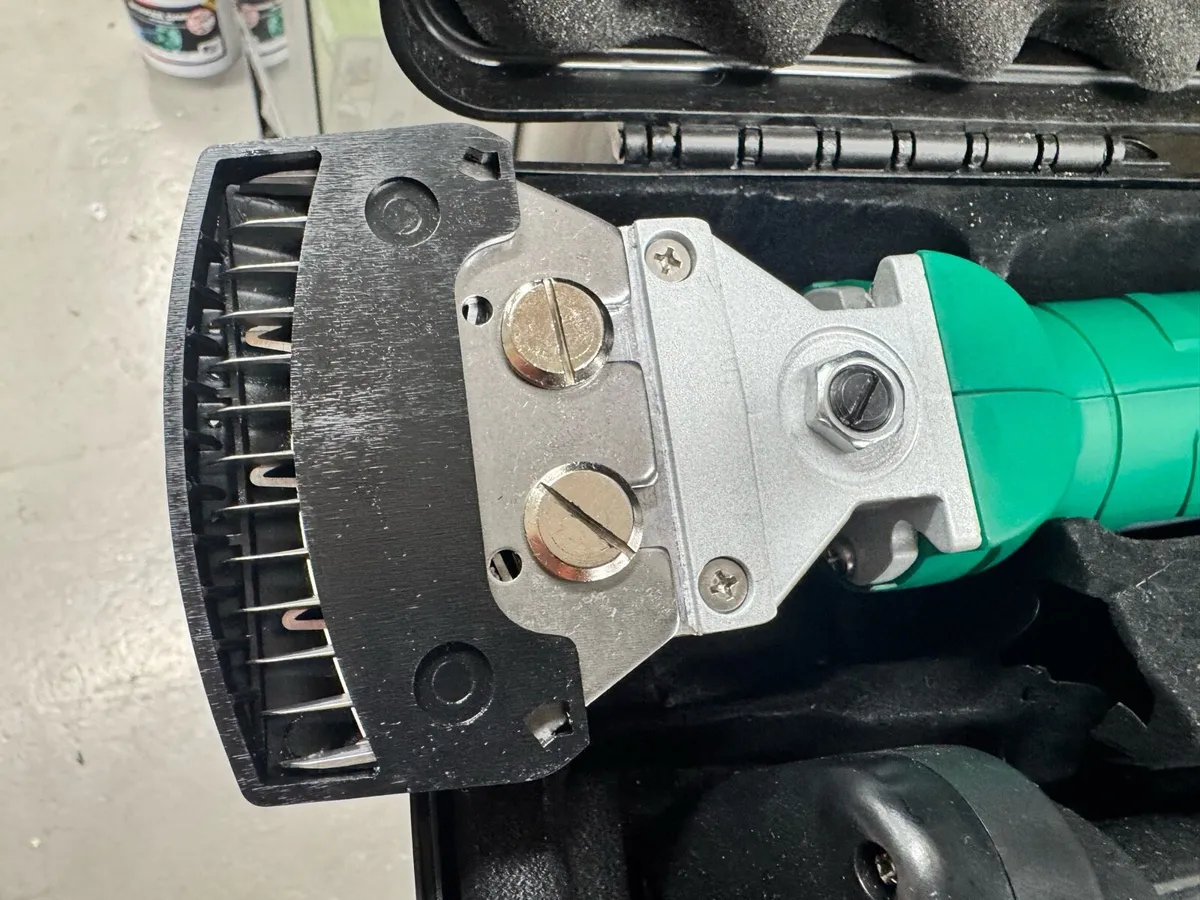 CORDLESS SHEEP CLIPPERS 2 batteries €199 - Image 2