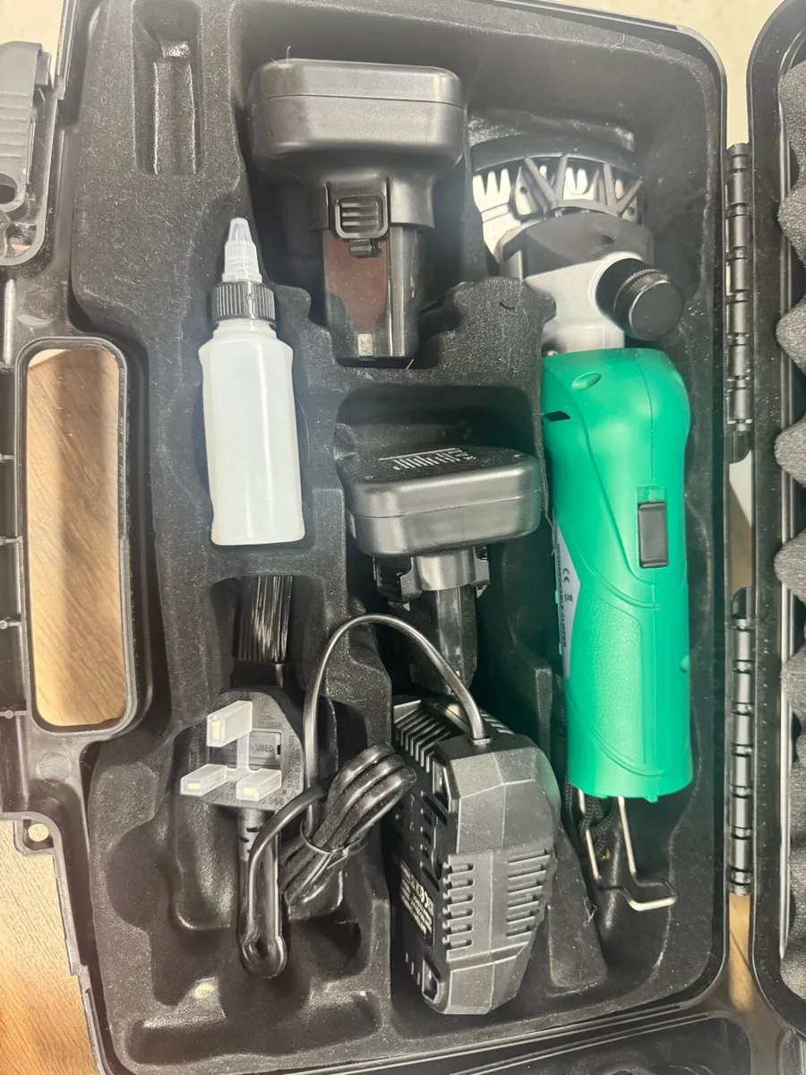 CORDLESS SHEEP CLIPPERS 2 batteries €199 - Image 4