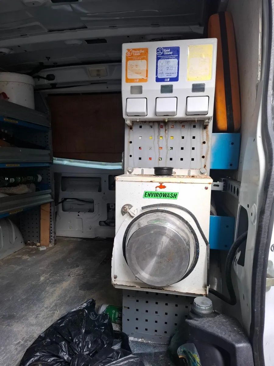 Van racking and flashing beacon - Image 4