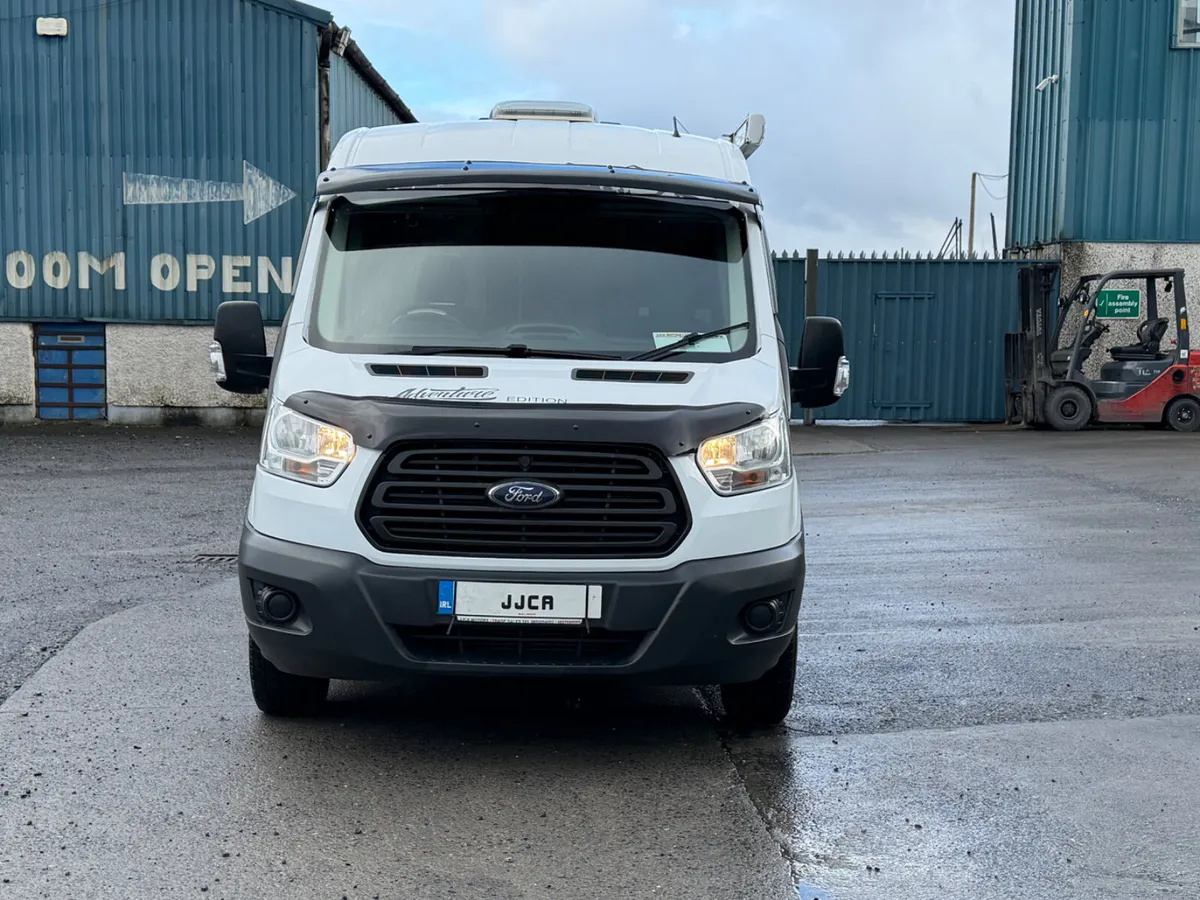 STUNNING 2015 4 BIRTH MOTORHOME - Image 3