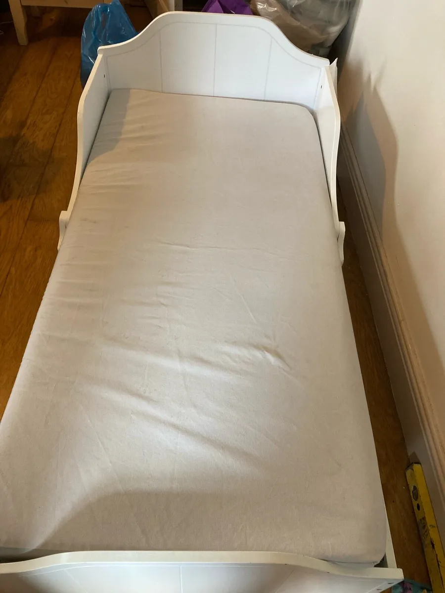 Household furniture - Image 1