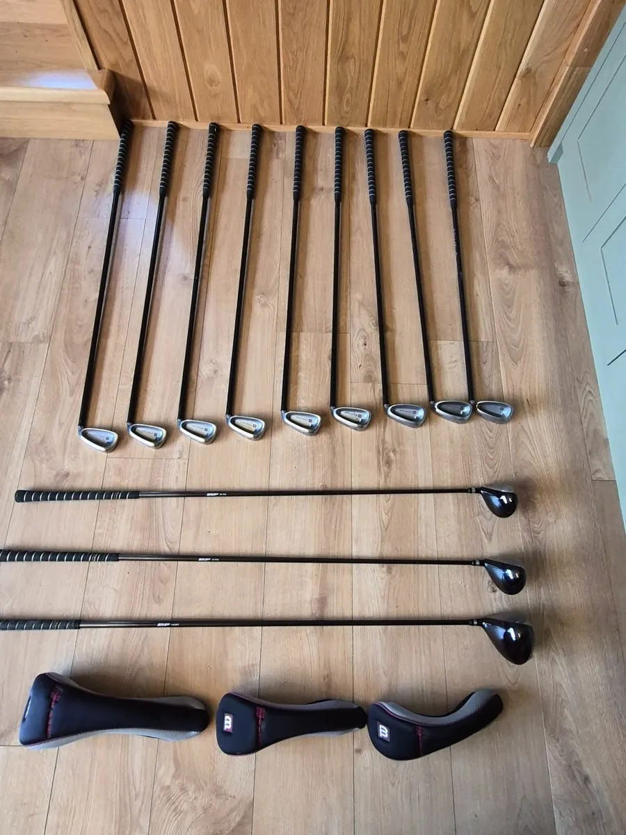 Wilson graphite shaft deep red golf clubs and bag - Image 2