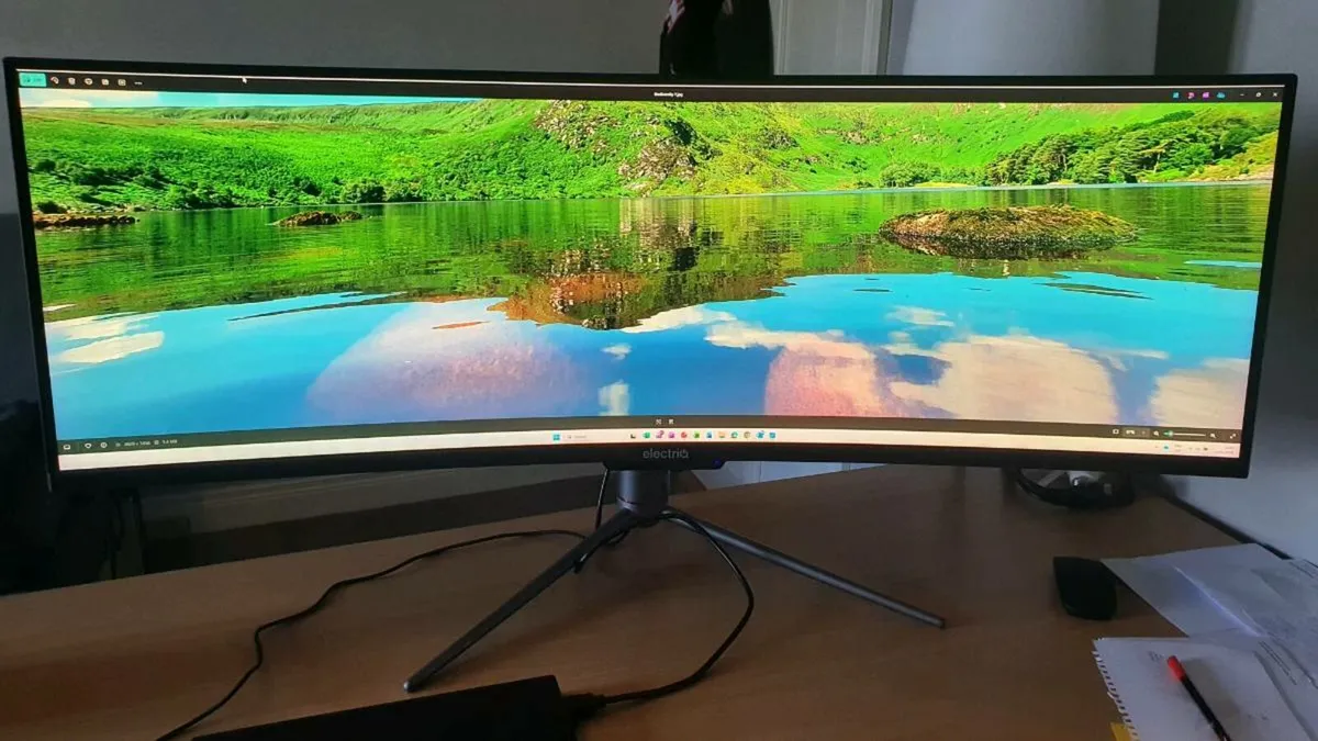 Elecriq ultra wide 43" monitor - Image 1