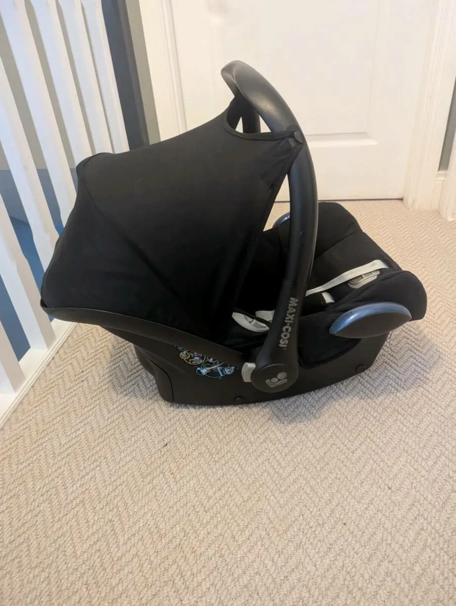 Maxi cosy car seat and 2x isofix base - Image 1