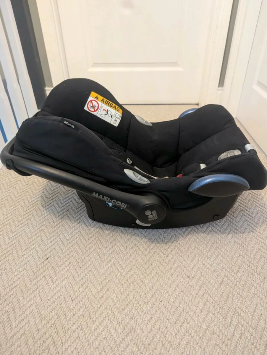 Maxi cosy car seat and 2x isofix base - Image 2