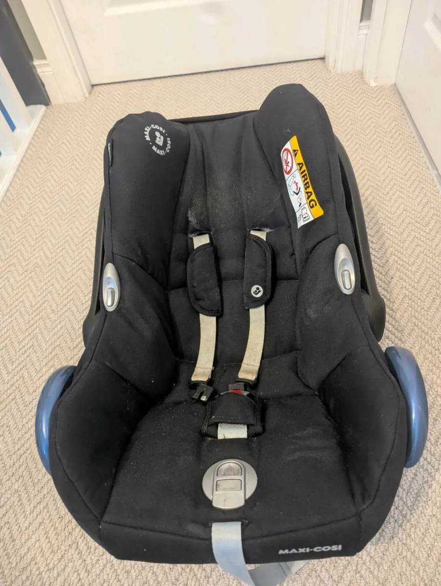 Maxi cosy car seat and 2x isofix base - Image 3