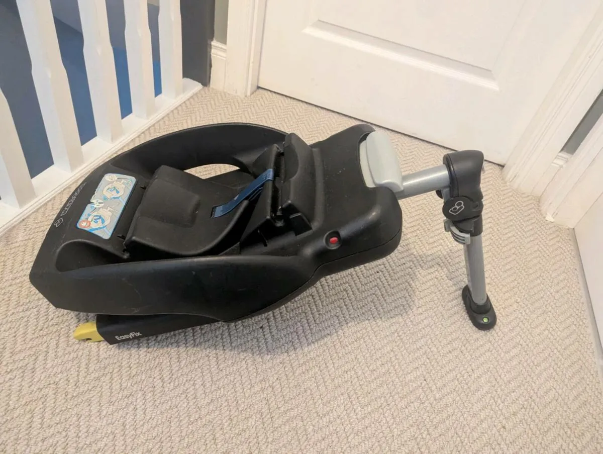 Maxi cosy car seat and 2x isofix base - Image 4