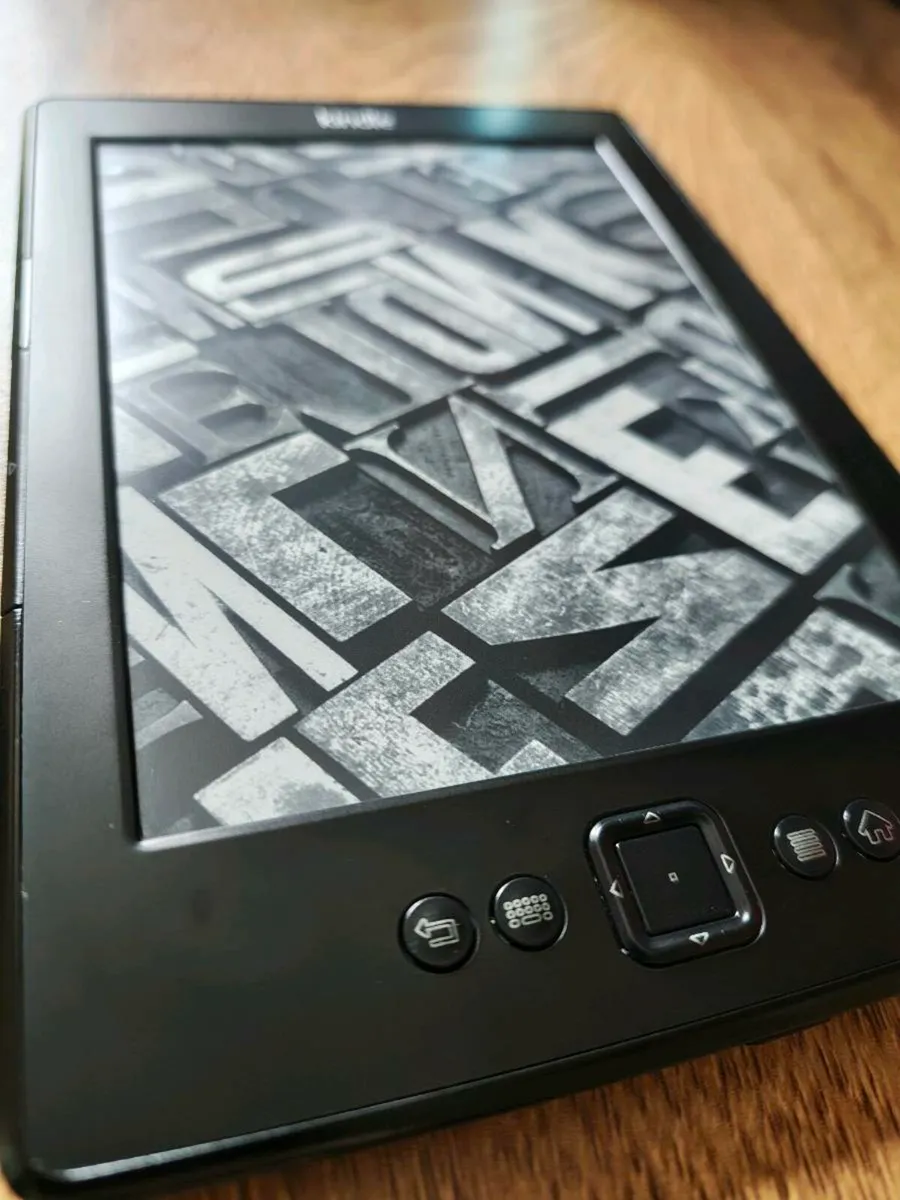 Amazon Kindle Keyboard – E-Reader – Excellent Cond - Image 2