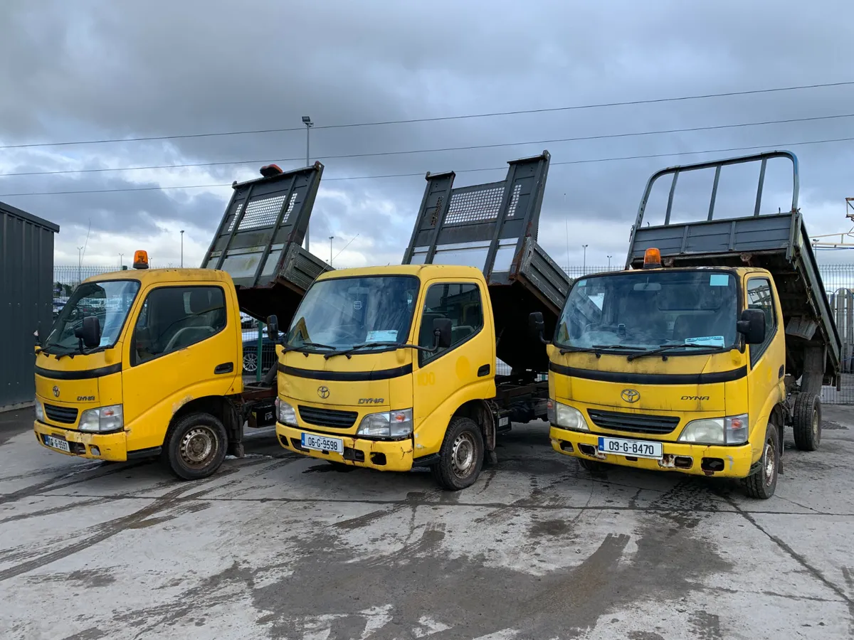 3 x UNRESERVED TOYOTA DYNA TIPPERS FOR AUCTION - Image 1