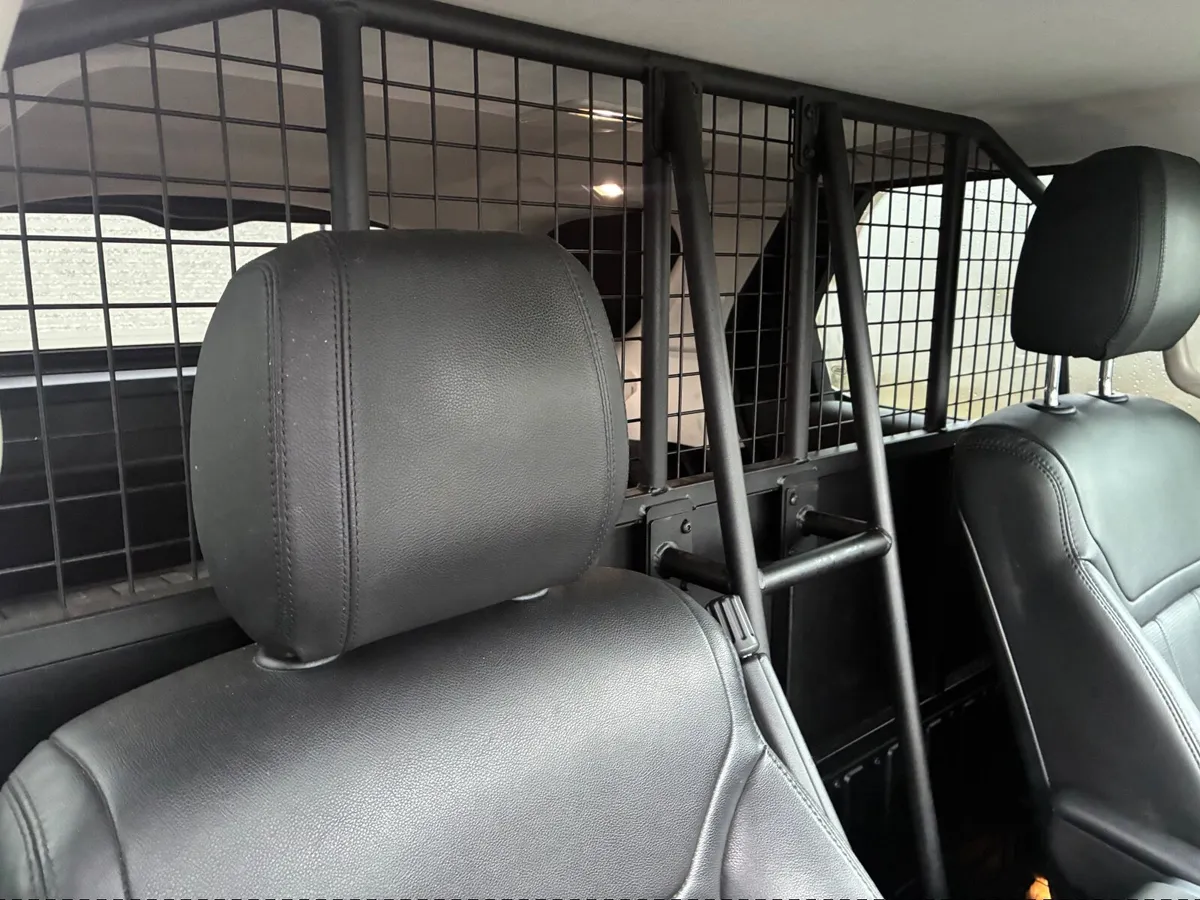 Late 2018 Land Rover Discovery 5 commercial - Image 4